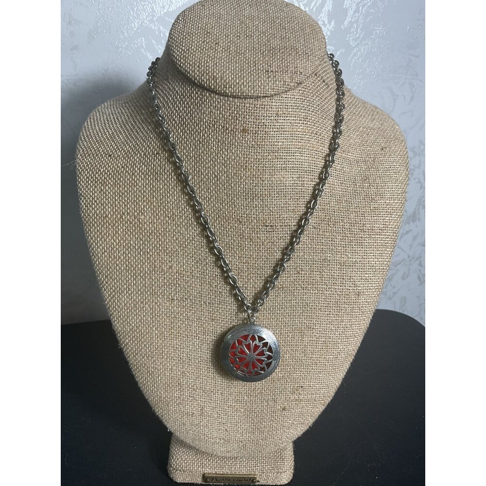 Locket Design Aromatherapy Essential Oil Diffuser Necklace With Red Felt Insert